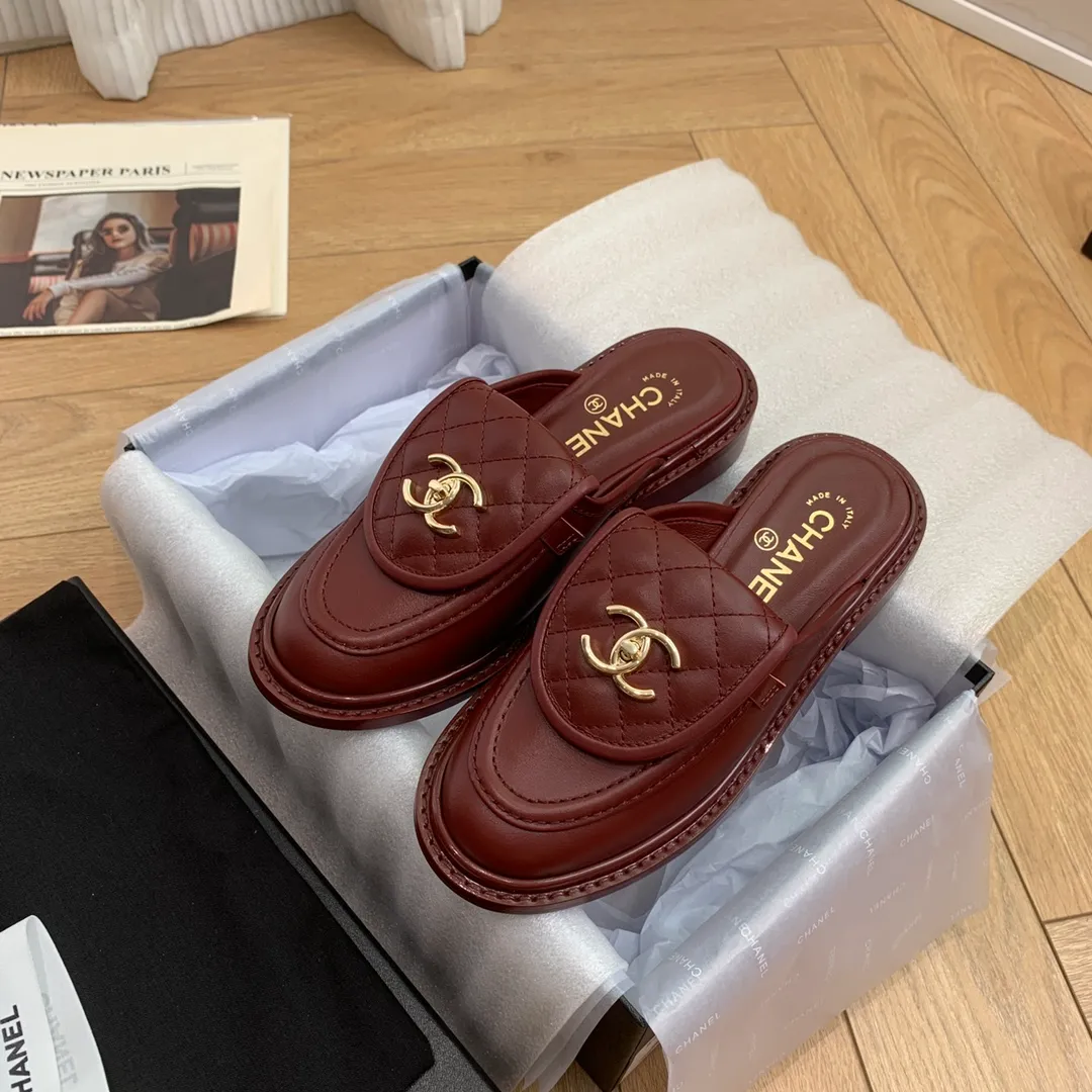 👟👟Ex-factory price 560👟👟 🍀 The official website is updated simultaneously with high version, CHANEL Chanel's new top-quality autumn shoes and slippers series in early spring____________ is a must-have hot item for fragrance families in spring and autumn, the goddess series, with the elegant and ladylike temperament of fragrance families, super attractive, irresistible, and exciting... ▪️The upper is imported cowhide/butter/patent leather, high-end and texture ➕Original molded hardware buckle ➕Electric embroidery ▪️The lining is imported lambskin, soft and comfortable ▪️Original molded version, Italian genuine leather outsole🇮🇹 ▪️Number of codes: 34-42 (34 40 41 42 is custom-made, non-refundable and non-exchangeable) Multiple colors are available, you can also place an order with the picture